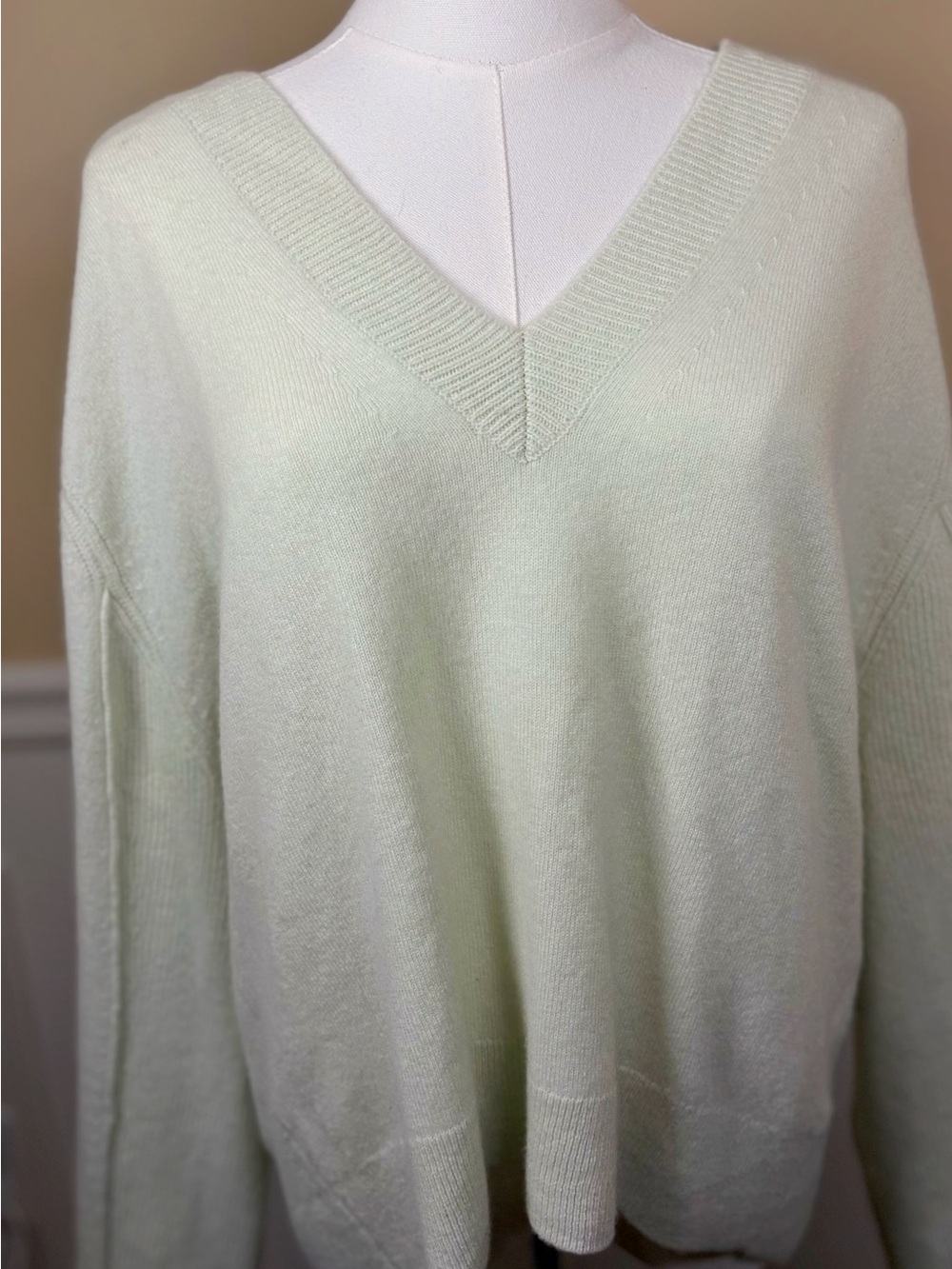 💚 Madewell 100% Cashmere Light Celery Green V-Neck Sweater Size M